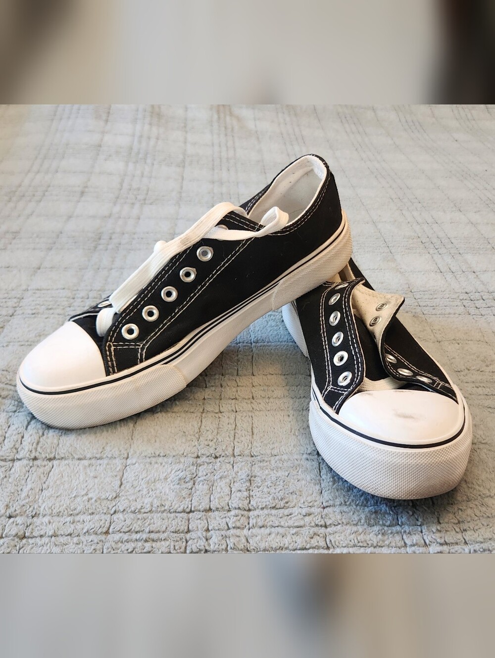 Classic Low-Top Canvas Sneakers in Black and White, 7